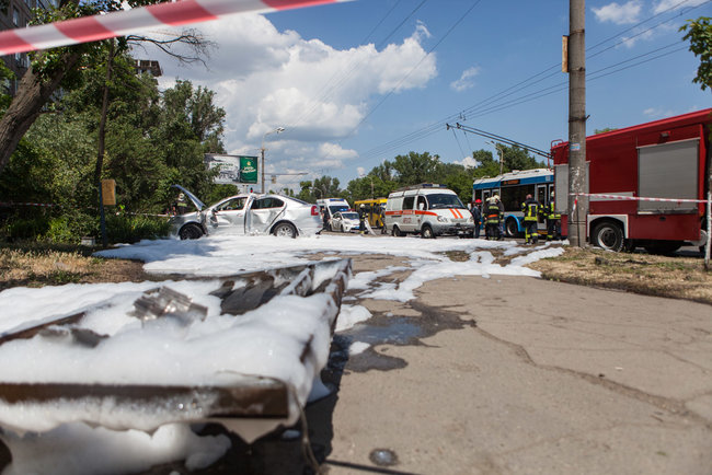 Автомобиль врезался в остановку в Днепре - погибла женщина 10