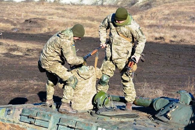 На Луганщине десантники 46-й ОДШБр отработали действия в обороне 03