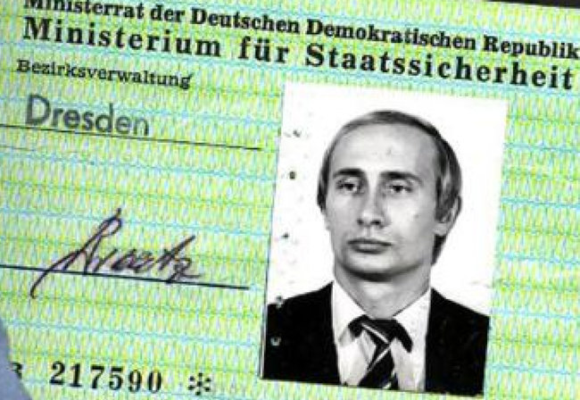 Discovered Putin’s secret Stasi ID confirms he was recruiting German agents, - Bild 01