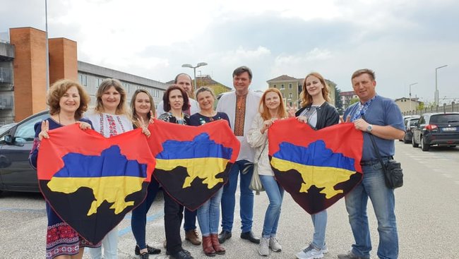 Волонтер Оксана Федків: Бойовий дух воїнів вражає. Але дуже страшно, що на восьмий рік війни наші бійці не мають достатнього забезпечення зброєю та боєприпасами 06