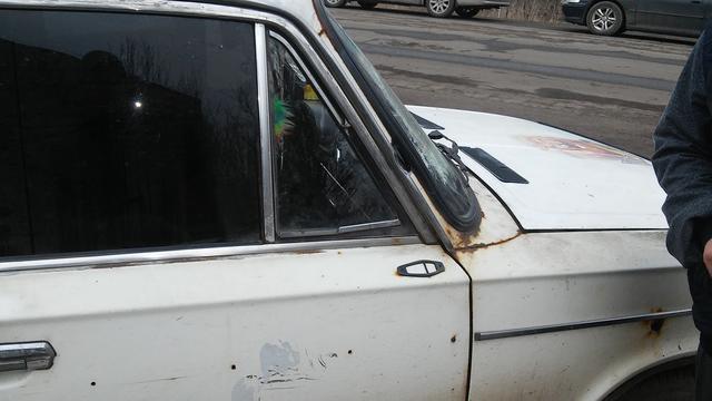Снайпер ДНР обстріляв цивільний автомобіль на Донеччині 02