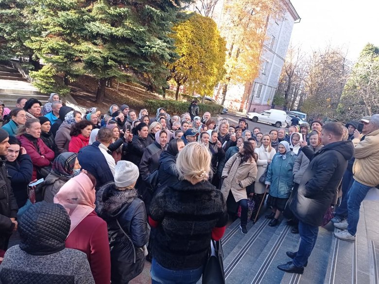 Антивакцинаторам влаштували екскурсію COVID-відділенням у Рівному 02