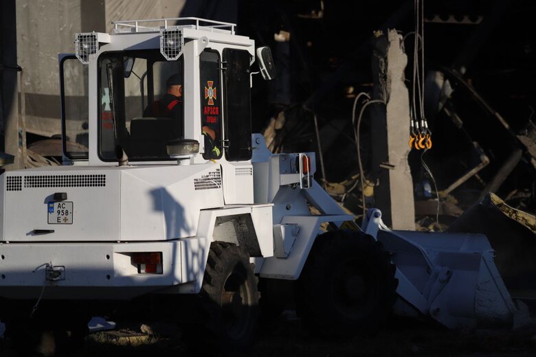 Наслідки обстрілу Луцька: Рятувальники розібрали завали, вилучено тіла трьох загиблих 04