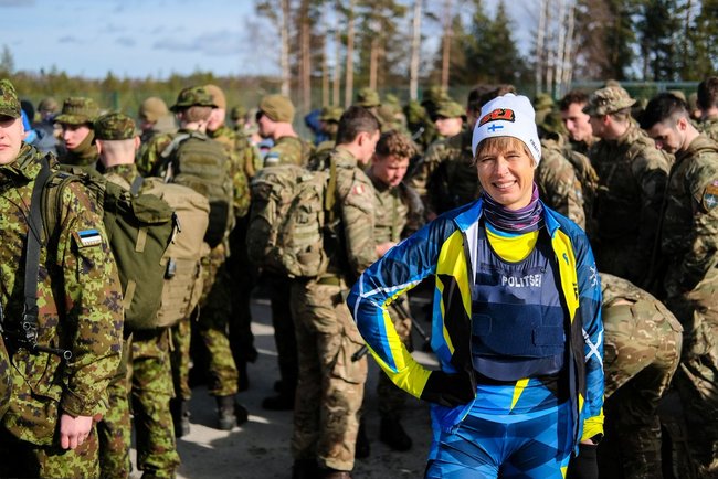 Президент Эстонии Кальюлайд совершила 30-километровый марш-бросок с военнослужащими 01