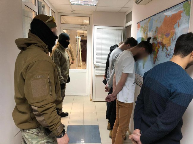 Киберполиция задержала организаторов мошеннических бирж 06