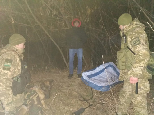 Молдаванин пытался пересечь границу на детском надувном бассейне, - Госпогранслужба 01