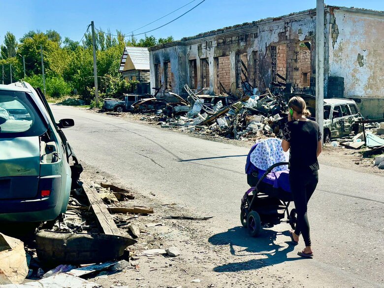 Селидове жінка під вибухами гуляє з дитиною