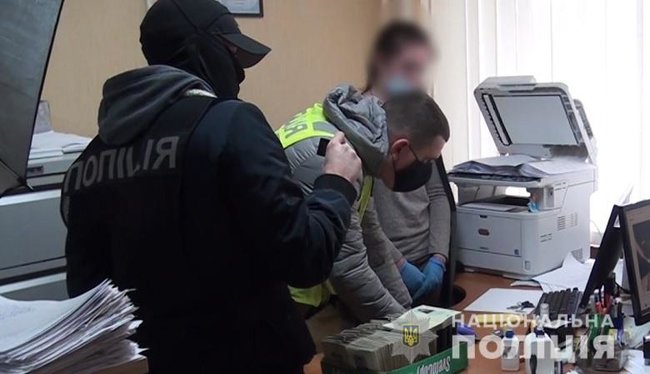 5 тис. дол. за паспорт - у Держміграції чиновниці оформлювали закордонні паспорти, використовуючи анкетні дані померлих киян, - Нацполіція 02