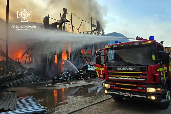 Drone attack on Lviv: three hits in industrial warehouses 04