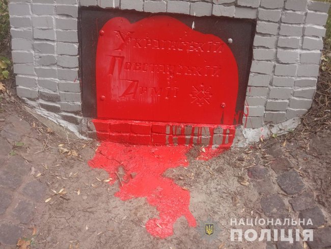 Вандалы облили краской памятник УПА в Харькове 01