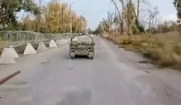 Оператор украинского НРК выстрелом сетки сбил российский FPV-дрон, который хотел атаковать наземный комплекс с тыла. ВИДЕО