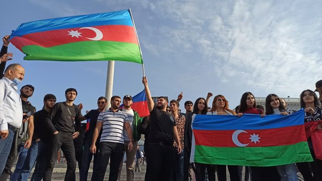 У центрі Києва відбувся автопробіг із прапорами Азербайджану та Туреччини, учасники скандували: Карабах! і стріляли (оновлено) 09