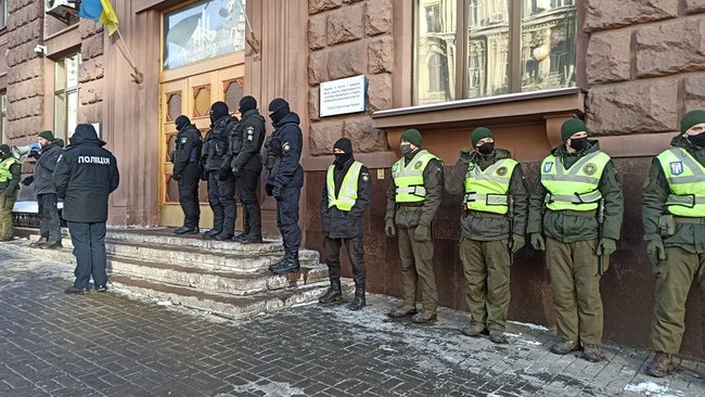 Что должен делать командир, если у него в подразделении такой черт?: под ГБР жгли файеры в поддержку арестованного комбата Лановенко 15