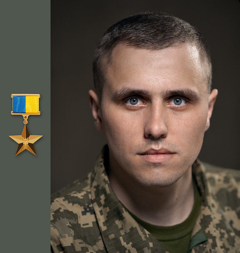 Герой України Віталій Гураль про оборону Чернігівщини: Від 7 до 30 березня постійні обстріли. Перерви по 15 хвилин. Це ешелон боєприпасів. І ще літачок прилітав уночі. А ми стійко трималися 01