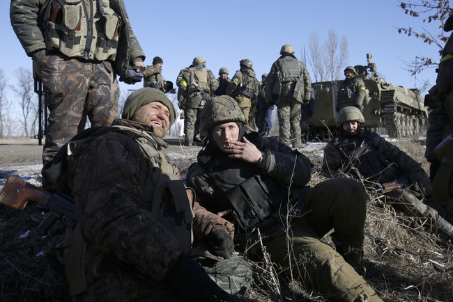 Військовий фотограф Анатолій Степанов: Авдіївка. Лежить пенсіонер, мертвий, придавлений плитою. Дядько Коля всю війну пережив, а тут братики постаралися 53