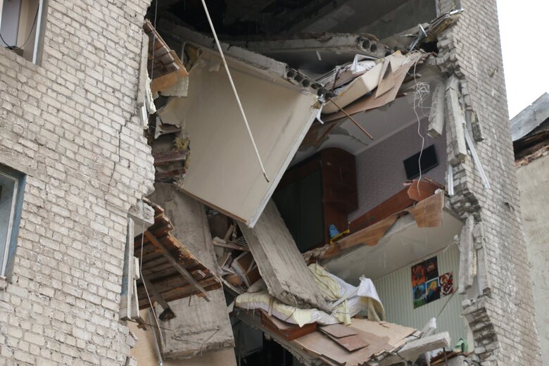 As result of Russian missile hitting residential building in Kharkiv, entrance was completely destroyed 08 As result of Russian missile hitting residential building in Kharkiv, entrance was completely destroyed 08