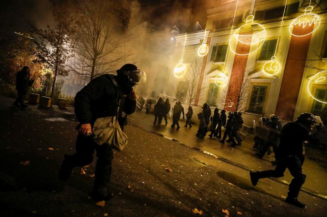 В Албании застрелили нарушителя антиковидного комендантского часа: люди вышли на протест 13