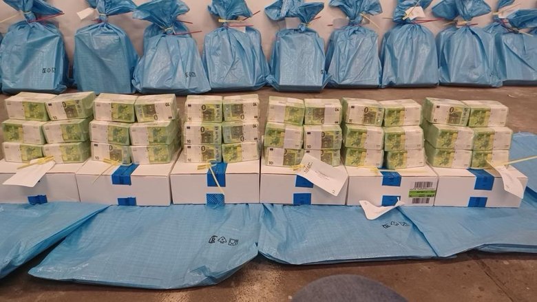 Правительство Венгрии показало захваченную наличность Ощадбанка