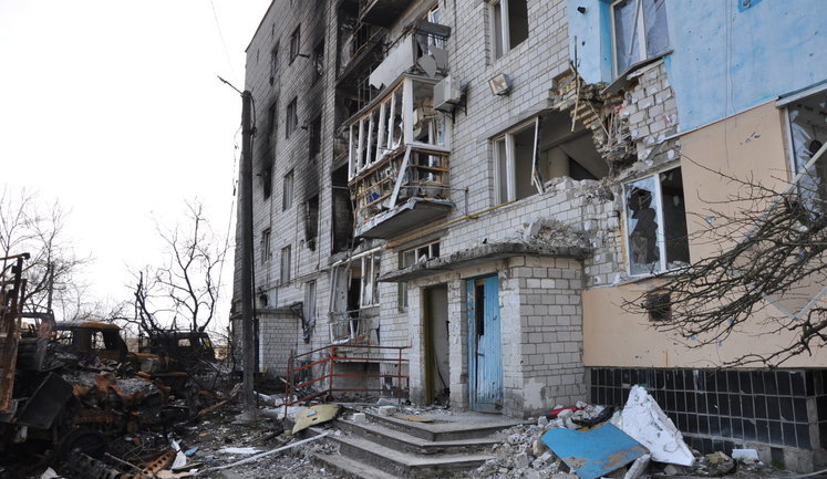Bombed houses, school library, funnels on roads and wrecked cars: consequences of Russian occupation of Makariv. VIDEO&PHOTOS