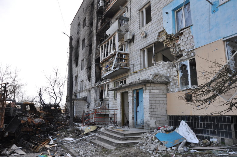 Розбомблені будинки, школа, бібліотека, вирви на дорогах та потрощені автомобілі: наслідки російської окупації в Макарові 15