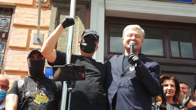 Після акції під ДБР багатотисячна хода попрямувала до Печерського суду на підтримку Порошенка і проти політичних репресій 31