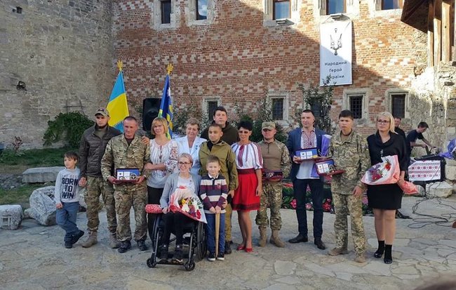 Народний герой України в Хотині: шість недержавних нагород вручили у дворі старовинної фортеці на Буковині 01