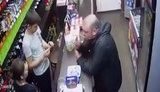 "Я твою жопу, бл#дь, в Сирии защищаю! Вы отсюда выйти живыми не сможете, если я захочу", - "подполковник из Грозного" покупает сигареты в российском Салавате. ВИДЕО