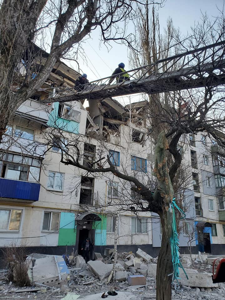 Вследствие утреннего обстрела Лисичанска значительные разрушения многоэтажек, под завалами люди, известно об одном погибшем человеке, - ГСЧС 03