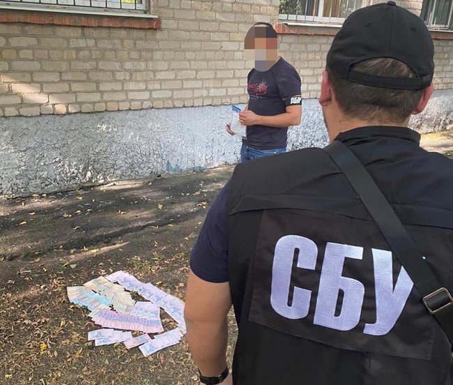 На Дніпропетровщині на хабарі 25 тис. грн затримано прокурора 01
