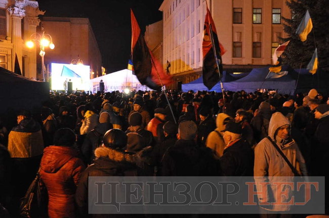 Активісти проводять мітинг під Офісом президента 19