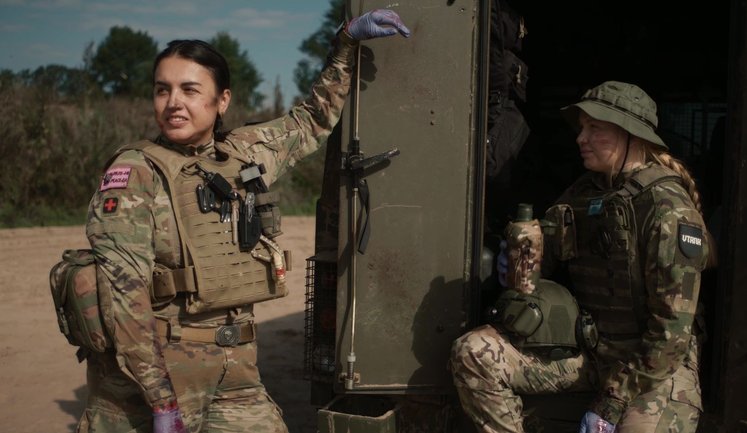 Нова кампанія VETERANKA показує силу українських військовослужбовиць: "Прийшла очима стріляти?" - "Ні, з міномета, гаубиці та РСЗВ". ВIДЕО