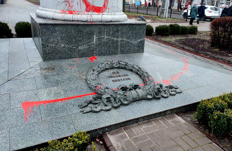 Невідомі обписали червоною фарбою пам’ятники Зигіну та Ватутіну в Полтаві 03