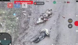 Ліквідовані російські загарбники валяються у багнюці посеред вулиці в прикордонному селі на Сумщині. ВIДЕО