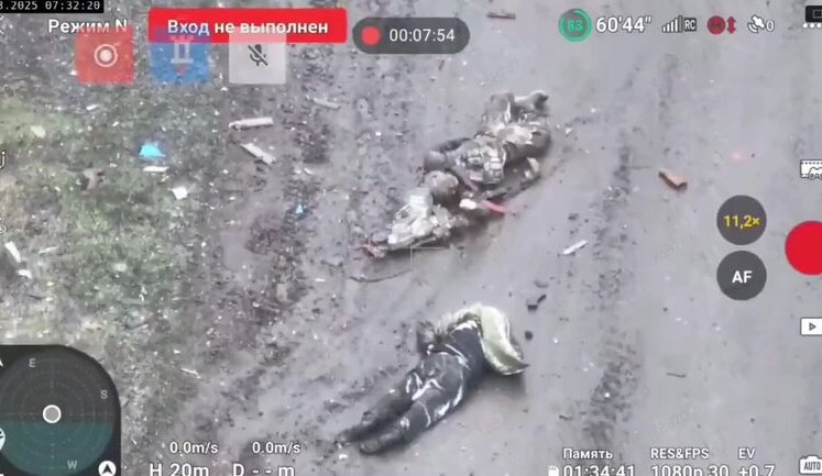 Ліквідовані російські загарбники валяються у багнюці посеред вулиці в прикордонному селі на Сумщині. ВIДЕО
