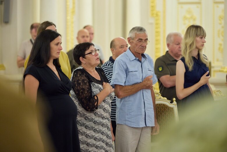 Зеленський вручив ордени Золота Зірка рідним загиблих воїнів, удостоєних звання Героя України 04