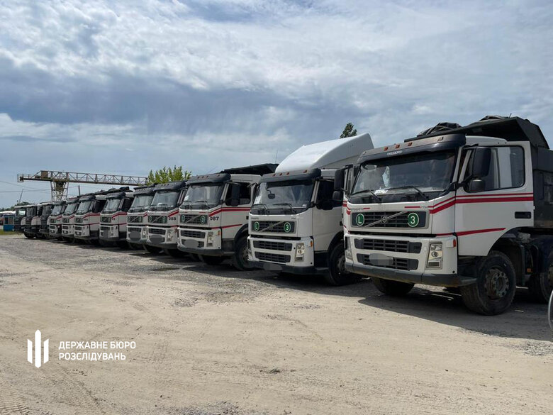 ДБР передало ЗСУ 17 автомобілів, які належали підприємству родичів Медведчука та Козака  02