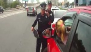 "У меня муж милиционер! Вас всех уволят!", - опубликовано новое видео задержания женщины-водителя, которая совершила наезд на полицейских в Киеве. ВИДЕО