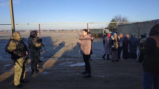 Оккупанты после обысков задержали троих крымских татар 08