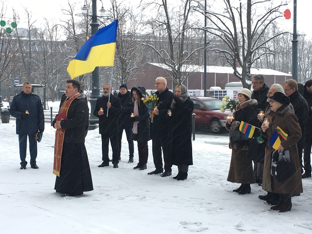 Память Героев Небесной Сотни почтили в Вильнюсе, - МИД 01