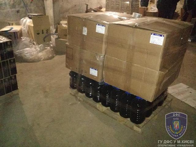 Податківці на Київщині ліквідували підпільний цех із виготовлення фальсифікованого алкоголю, вилучено товарів більш ніж на 3,3 мільйона 05