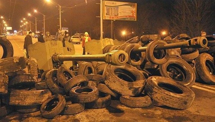 На улицах Львова народ установил противотанковые пушки для борьбы с "антитеррористической операцией". ФОТО