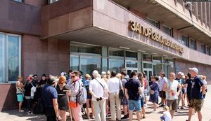 Батьки школярів влаштували в Запоріжжі протест проти дистанційного навчання. ФОТО