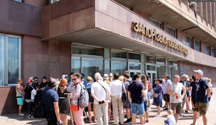 Батьки школярів влаштували в Запоріжжі протест проти дистанційного навчання. ФОТО