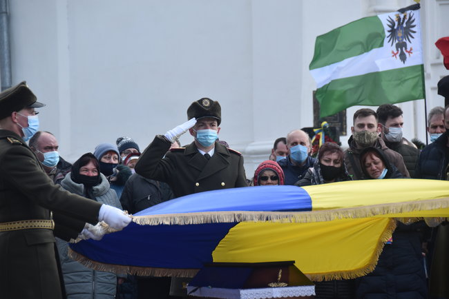 С погибшим в зоне ООС воином 58-й ОМПБр Владимиром Шпаком простились в Чернигове 14