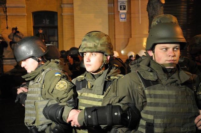 Добровольчий Рух ОУН на честь Дня українського добровольця закидав офіс компанії Ахметова і відділення Альфа-банку камінням (оновлено) 10