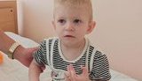 Поліція розшукує батьків дворічної дівчинки, знайденої вночі в районі залізничних колій у Шостці. ФОТО