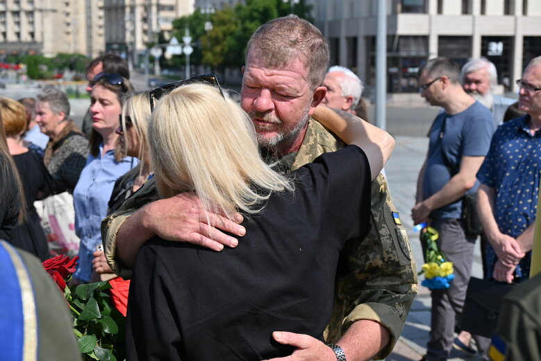 Із загиблим воїном, майданівцем Павлом Каленіченком попрощалися на Майдані Незалежності 20