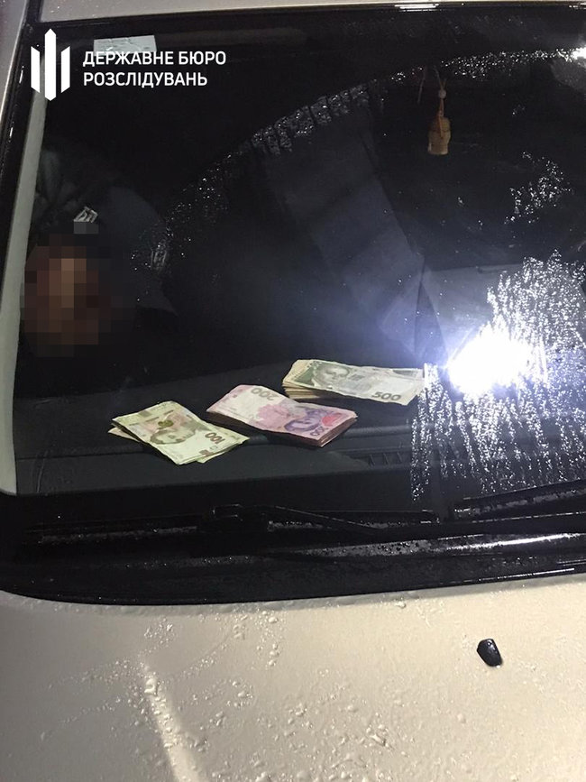 ДБР затримало співробітника поліції Києва за вимагання у шахрайки $1000 за непритягнення до кримінальної відповідальності 01