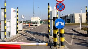 С завтрашнего дня Польша открывает три автомобильных пункта пропуска на границе с Украиной, - ГПСУ