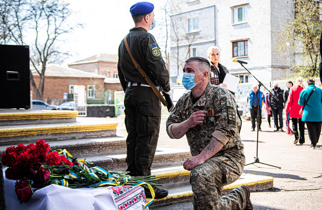 Меморіальну дошку загиблому на Донбасі морпіху 36-ї ОБрМП Олександру Швецю відкрили в Олександрії 09